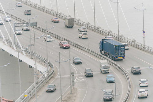 橋の上を走行する車が渋滞するロシアの道路