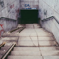 落書きで覆われた不気味な地下への入口（ロシア）の写真