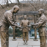 ウラジオストクはロシア極東における柔道発祥の地を示す銅像の写真