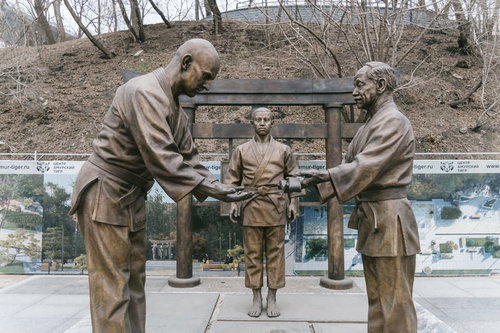 ウラジオストクはロシア極東における柔道発祥の地を示す銅像