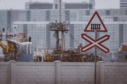 ロシアの踏切に設置された骸骨マークの危険警告標識