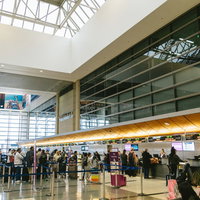 ロサンゼルス国際空港のターミナルで搭乗手続きを待つ乗客たちの写真