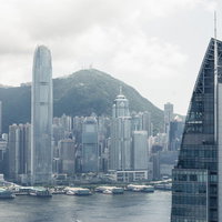 香港のビル群と海峡を望む街並み、ビクトリア湾の景観の写真