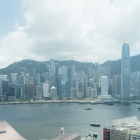 香港のビル群と維多利亜港の都市景観、高層ビジネス街の建築風景の写真