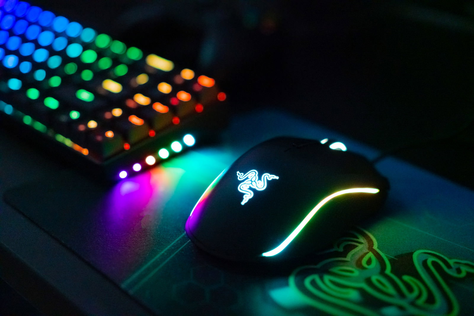 暗い環境で光るRAZER製ゲーミングマウスとキーボード