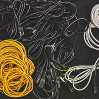 束にしたケーブル類の整理の写真