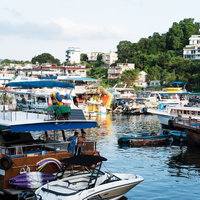 サイゴンの船溜に停泊する多様な船舶と港湾風景の写真