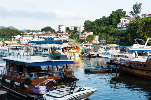 サイゴンの船溜に停泊する多様な船舶と港湾風景