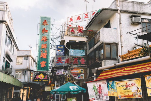 西貢(サイゴン)の繁華街商店街の雑居ビルと屋台群