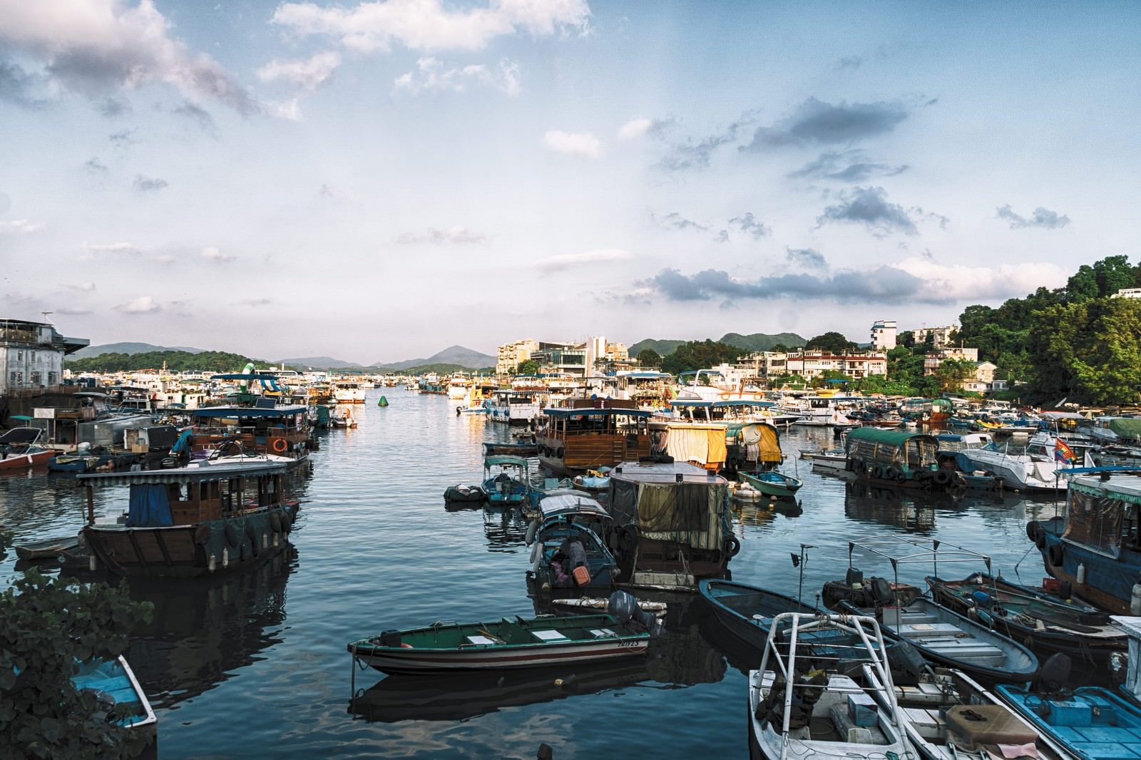 西貢の漁港に並ぶ木造漁船と港町
