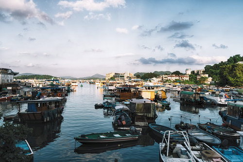 西貢(サイゴン)の漁港沿い、多くの漁船が停泊する港湾風景