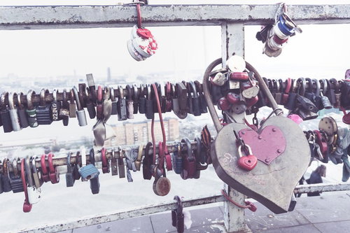 手すりに取り付けられたハートの南京錠、愛の願いを込めた願い