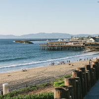 レドンドビーチの海と砂浜、桟橋が見える西海岸の風景の写真