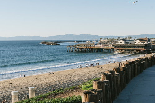 レドンドビーチの海と砂浜、桟橋が見える西海岸の風景