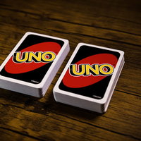 テーブルに置かれた山札のUNOカード、カードゲームの写真
