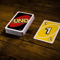 最初の場のカードはイエローの1番、ウノのゲーム開始時の状況を示すの写真