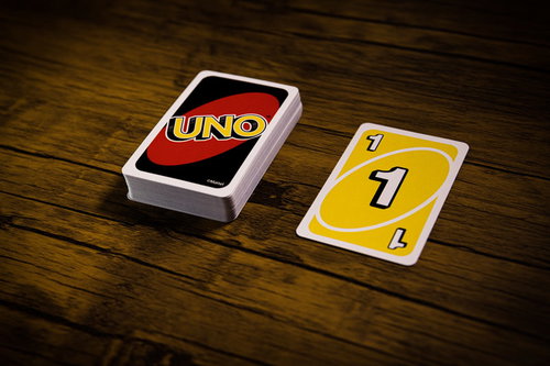 最初の場のカードはイエローの1番、ウノのゲーム開始時の状況を示す