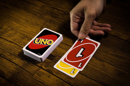 同じ数字でイエローからレッドに色を変えるUNOのルール