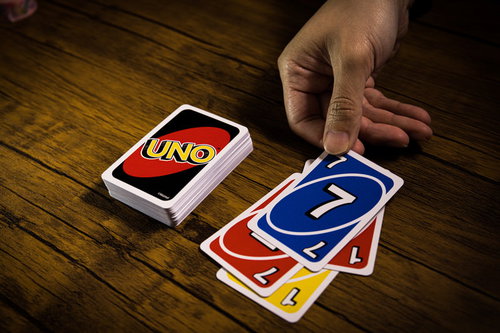 UNOで同じ数字のカードを出して場の色を変える瞬間