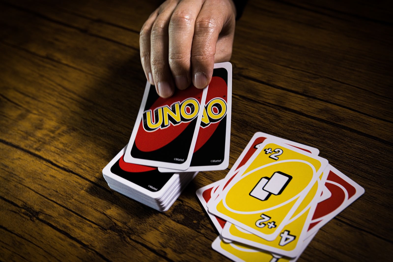 UNOのドロー2カードでペナルティを受けて山札から2枚カードを引く手