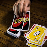 UNOのドロー2カードで山札から2枚を引く瞬間の写真