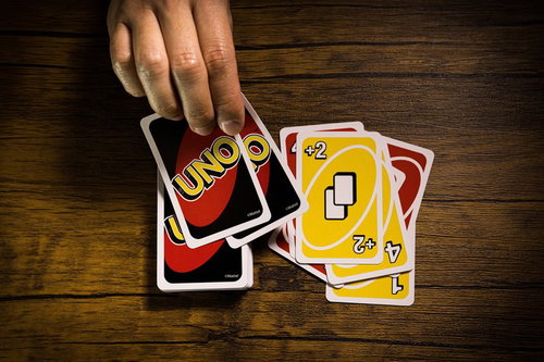 ドロー2でしぶしぶ2枚引くUNOの手札とカード