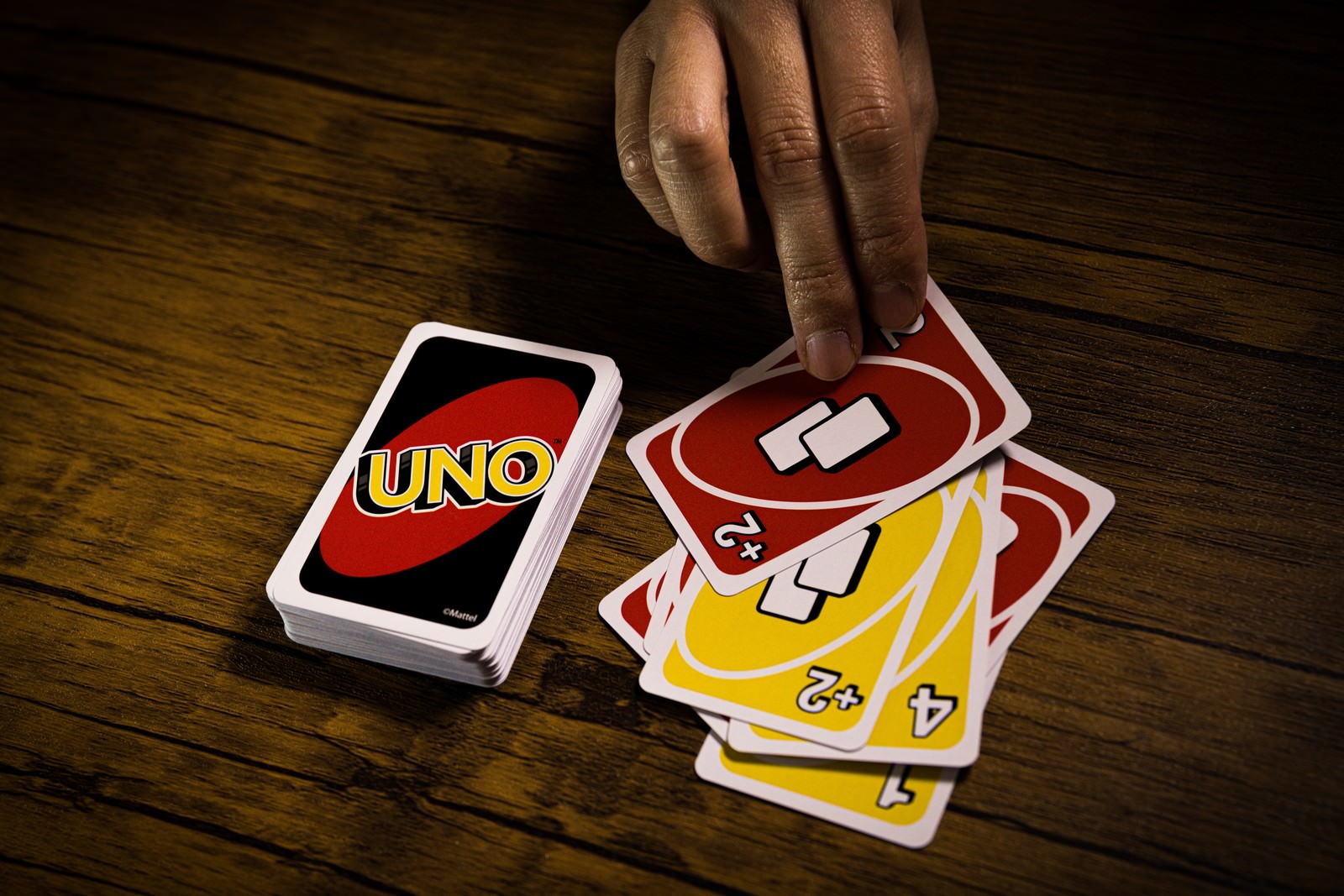 UNOのドロー2カードを使ったハウスルールの実践場面