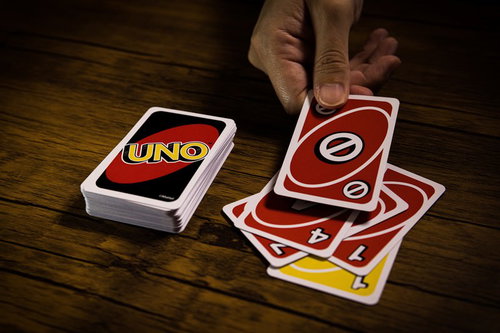 次の順番を飛ばす「スキップ」カードを場に出す