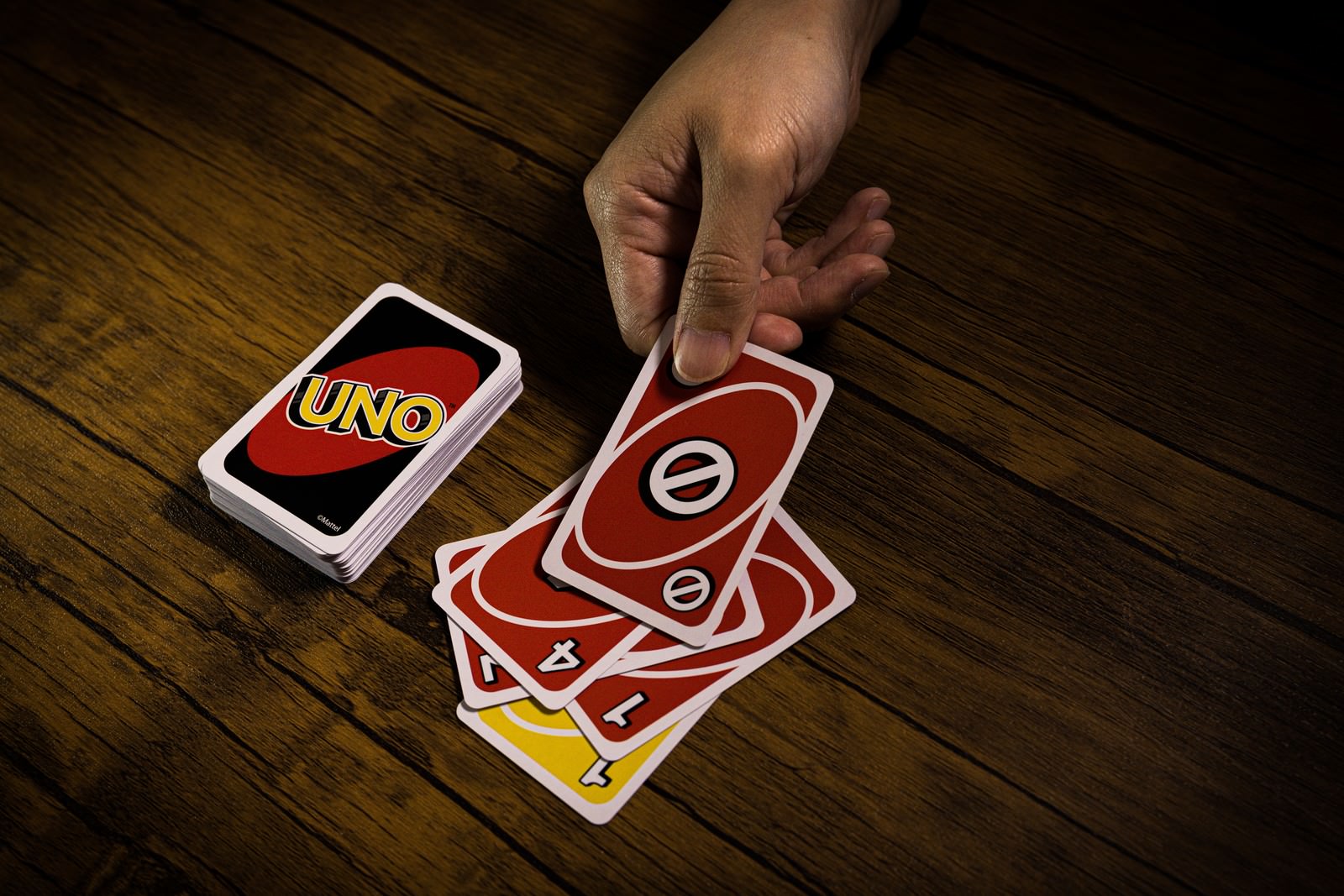 UNOのスキップカードを手に持っている様子