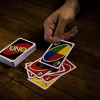 UNOのワイルドカードを使って色を変える場面の写真