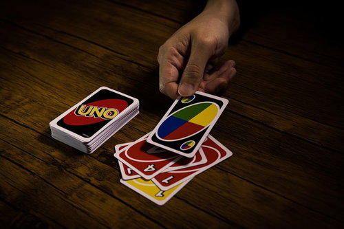 UNOのワイルドカードを使って色を変える場面