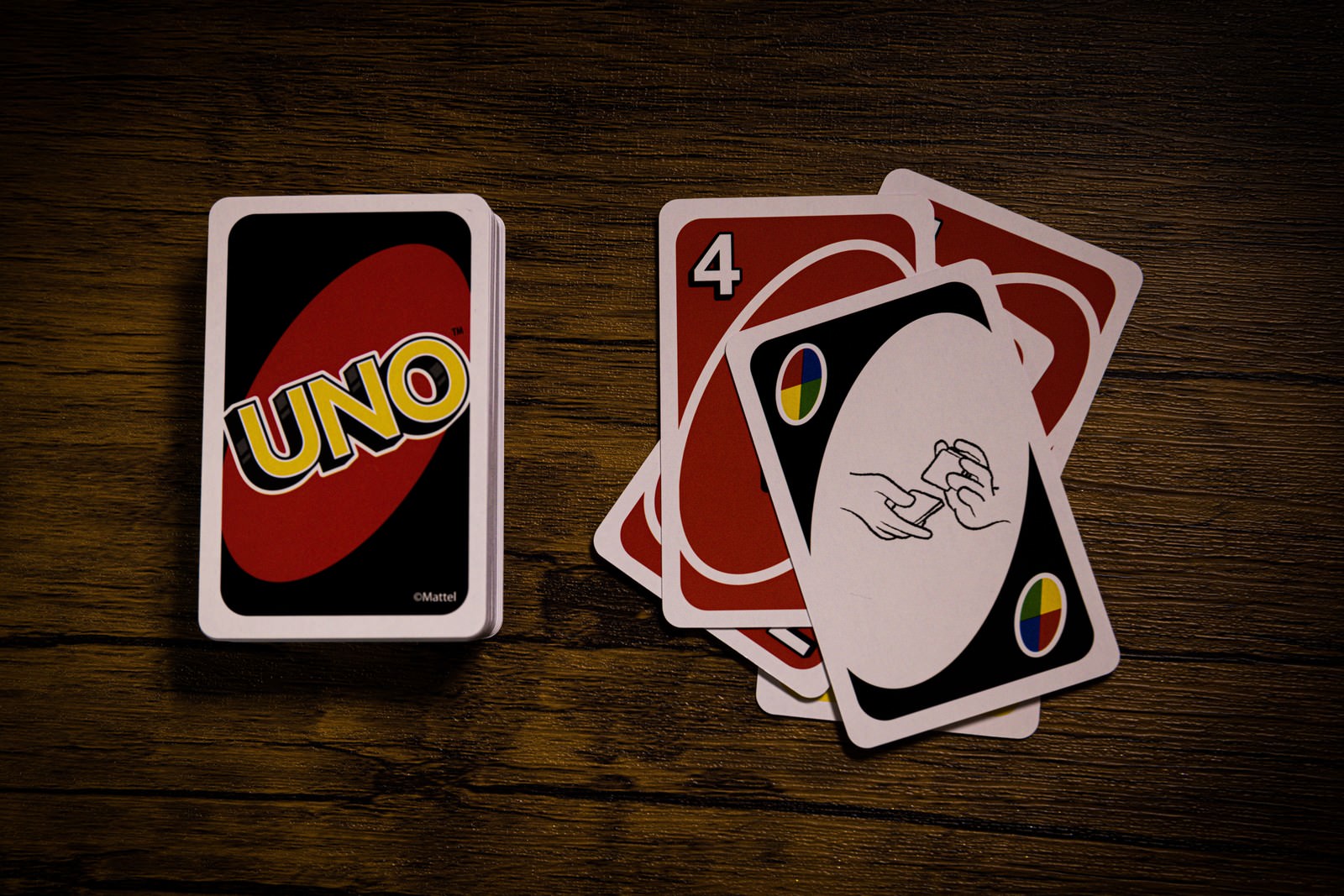 テーブルに広げたUNOのカードと山札