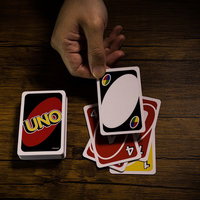 テーブルの上で白いワイルドカードを出す手の写真