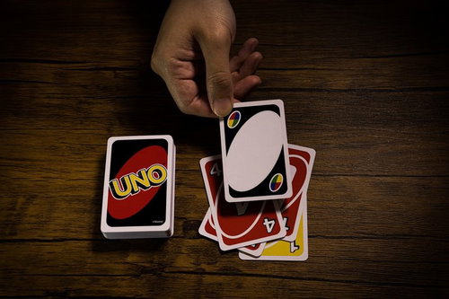 テーブルの上で白いワイルドカードを出す手