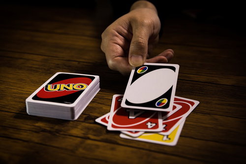 何も書かれていない白いワイルドカードを引く手