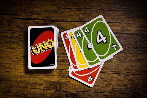 同じ数字を場に出すハウスルール、木目テーブルに広がるUNOカード