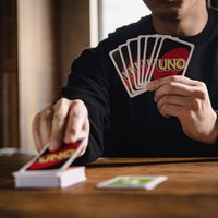 山札から1枚ひくウノの対戦相手とカードゲームの戦略の写真