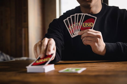 山札から1枚ひくウノの対戦相手とカードゲームの戦略