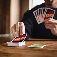 何が出るかな♪　何が出るかな♪ウノをする男性の手札の写真