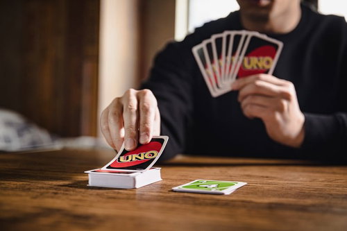 何が出るかな♪　何が出るかな♪ウノをする男性の手札