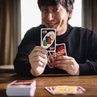 ウノで仕返しに成功したプレイヤーの男性がドロー4カードを出す瞬間の写真