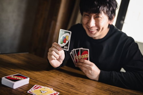 つれー、他に出せるカードないわーとドロー4を出す男性