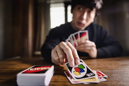 ワイルドドロー4で形勢逆転を狙うプレイヤー