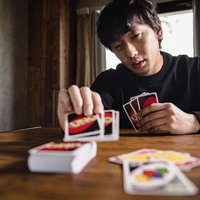 ドロー4を出されて心が折れた男性プレイヤーの写真