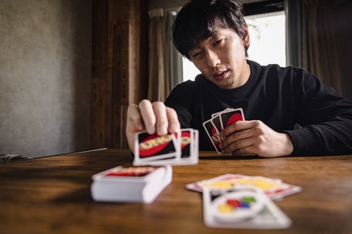 ドロー4を出されて心が折れた男性プレイヤー