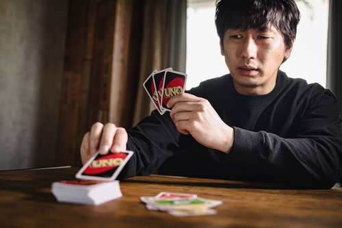 なかなか手札が減らないUNOのカードゲーム