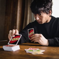 カードを引く時に、いちいち絞るウノをする男性の写真