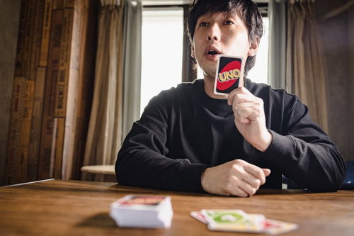 残り一枚で「UNO！」を宣言するプレイヤー