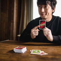 手札の残り1枚を持ち上げてアピールするプレイヤーの写真