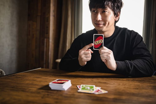 手札の残り1枚を持ち上げてアピールするプレイヤー